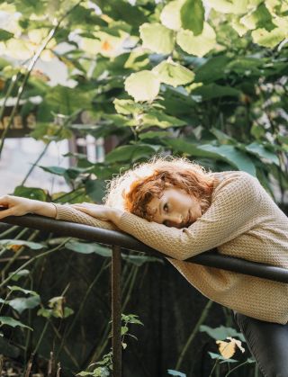 To propršené léto má i své výhody — všechno se krásně zelená a my můžeme oblékat své oblíbené svetry.🌿☁️ ✨ @ju___dita 📸...